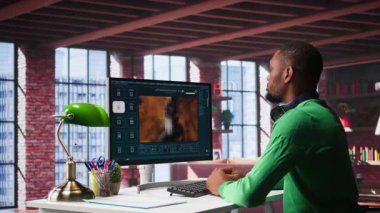 Videograf editörü, yazılıma yazılan metinleri kullanarak yapay zeka ile bir video oluşturmak için Chatbot arayüzü üzerine metin metni yazan yapay zeka materyalleri yaratıyor. Görsel tasarım. Kamera B.