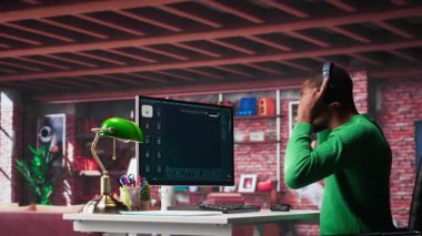 Modern bir çatı katında fotoğraf çeken Afro-Amerikan bir işçi üretici yapay zeka programı kullanıyor. Genç adam derin öğrenme modelleri ile görsel içerik yaratıyor ve yapay zeka arayüzü ile monitörden iletiyor. Kamera A.