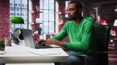 Siyah tele-işçi masanın altından bacağını sallıyor ve huzursuz davranıyor. İç işleri ofisinde görev teslim tarihine yetişmeye çalışırken gergin ve gergin hissediyor. Genç yetişkin hiperaktivite bozukluğu yüzünden huzursuz. Kamera B.