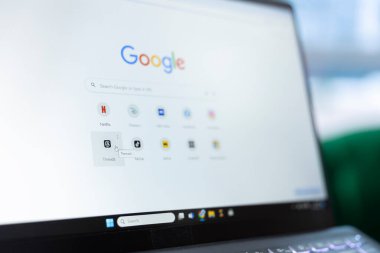 Bükreş, Romanya - 30 Temmuz 2024 - Google 'da sosyal medya sayfası yer imi, web sitesi arama motoru yoluyla gelecekte kolay erişim için kaydedildi. Adam dünya çapında bağlı kalıyor.