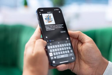 Bükreş, Romanya - 30 Temmuz 2024 - AI, dijital yeniliği örnek alarak iş dünyasının liderine görevlerinde yardımcı olan mobil bir uygulama üzerinde sohbet GPT kullandı. Etkili makine öğrenme araçları.