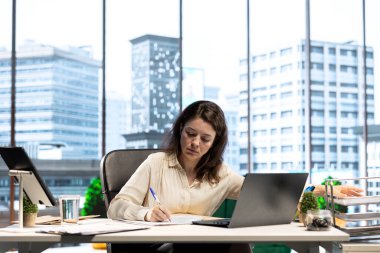 İdari yetkiye sahip kadın lider iş sözleşmeleri imzalıyor, çalışanların taleplerini onaylıyor, üretkenlik için günlük evrak işleri yapıyor. İzin talebi veya lisans sözleşmesi için yetki veriliyor.