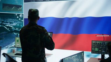 Hükümetin operasyon üssünde çalışan Rus ordusu askeri uzmanı sahte haberler yaymak ve hibrit savaş propagandası yapmak için rakip devletlerin sunucularına sızıyor. Beyin yıkama nüfusu. Kamera B.