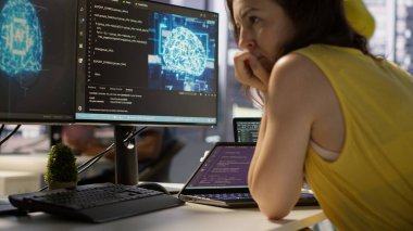 Ofisteki hacker şirket sırlarını çalmak için dizüstü bilgisayar kullanıyor, veri sızıntısı yapıyor, müdürden saklanıyor. Rakip firma tarafından casusluk için kiralanan çalışan, sunuculardan bilgi çıkarma, gizlemek için kapağı kapatma, kamera A