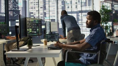 Makine öğrenme teknolojisiyle çalışan engelli bir yazılım teknisyeni. Tekerlekli sandalyedeki belden aşağısı felçli Afrikalı Amerikalı bilişim uzmanı verileri tahmin edilebilir modellere dönüştürüyor