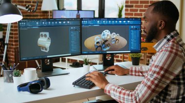 Afrikalı Amerikalı tasarımcı endüstriyel projeler için 3D modelleme araçları ve CAD yazılımı kullanır. Üretim endüstrisi için prototip ve vites modelleri üzerinde çalışıyorum. Kamera A.