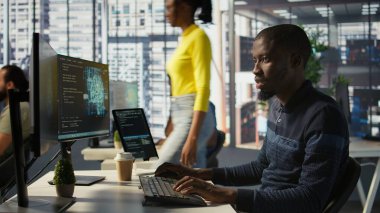 PC 'ye bakarak, karar verme süreçlerini geliştirmek için veri işleyebilen ve analiz edebilen yapay zeka öğrenme modelleri oluşturan yönetici. Yapay zeka teknolojisi kullanan adam programlama, kamera B