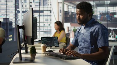 Veri bilimci karmaşık problemleri çözen makine öğrenme API 'leri geliştiriyor ve sürdürüyor. Dil işleme, kamera B gibi görevleri yerine getirebilecek öngörücü modeller yetiştiren adam