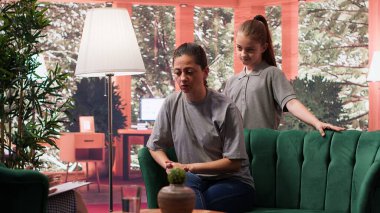 Gerçeklikten uzaklaştırma ve ayrılma ile uğraşan genç bir kız. Annesi onu danışmana getiriyor. Ergenlik çağına girmiş ve terapi seansında odaklanmakta zorlanıyor. Bağlantı koptu. Kamera A.