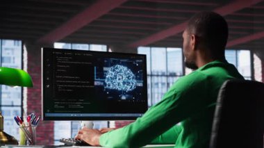 Siyah teknoloji mühendisi bir yapay zeka beyin ağını makine öğrenmesi için programlıyor, bakım yapıyor ve yazılım sistemlerinde hata ayıklama yapıyor. Teknisyen kodlama dili kullanır. Kamera A.