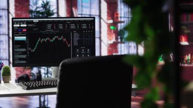 Modern masaüstü bilgisayarı, finansal büyüme takibi ve ön x ticareti için idealdir. Bilgisayar, online teknoloji kullanılarak bir mum çubuğu analizi sergiliyor. Gün ticareti. Kamera A.