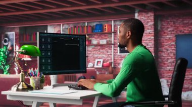 Evdeki Afrikalı Amerikalı adam yapay zeka aracıyla bilgi üretmek için daktilo kullanan yapay zeka asistanı Al Chatbot 'a sorular soruyor. Makine öğrenimi. Kamera A.