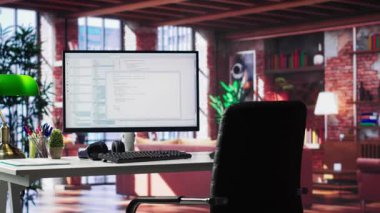 Masaüstü monitörlü modern çatı katı kodlama ve programlama görevleri için hazır, geniş çalışma alanı. Güvenli uygulamalar ve çevrimiçi yazılım sistemleri geliştirmek için mükemmel ortam.