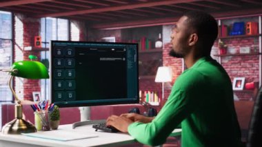 Uzaktan çalışan, günlük işleri çözmek için konuşmalı yapay zeka robotu kullanır, veri tepkileri üretmek için makine öğrenme motorlu sohbet robotuyla sohbet eder. Yapay zeka asistanı aletinde verimlilik. Kamera A.