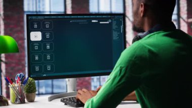 Bilgisayar ekranı yapay zeka yoluyla oluşturulan dijital görüntüleri görüntüler. Genç kişi veri ve makine öğrenimini birleştiren yazılımlar kullanıyor, metin ev ofisinde grafikler tasarlıyor. Kamera A.
