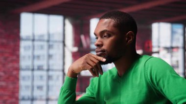 Siyahi tele-işçi, yaratıcılığını ve yeniliğini geliştirmek için kullanarak daha fazla para kazanmak için çözümler üzerinde kafa yoruyor. Yeni parlak fikirler arayan genç yetişkinler. Kamera A.