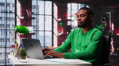 Evdeki masada dizüstü bilgisayar kullanan ve ekrandaki e-postaları kontrol eden, gelen kutusundaki mesajları okuyan ve cevap gönderen bir adam var. Elektronik yazışmaları yöneten, klasörleri düzenleyen genç yetişkinler. Kamera A.