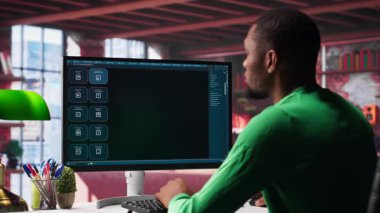 Evdeki siyahi serbest çalışan erkek, görev tamamlama, otomasyon ve makine öğrenimi için yapay zeka sohbet robotu kullanıyor. Genç yetişkinler, suni zeka kullanarak yeni fikirler üretirler. Kamera A.