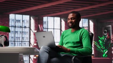 Afrika kökenli Amerikalı bir adam sabah işe dizüstü bilgisayarını açıyor, internete bakıyor ve internette bilgi topluyor. Teleworker iş vardiyasına başlıyor, arama motorunu kullanarak. Kamera A.