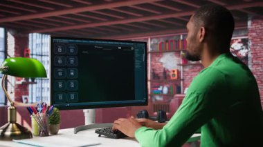 Afrikalı Amerikalı adam sanal üretken teknolojiyi anlamak ve üretmek için eğitilmiş yapay zeka sohbet robotu kullanıyor. Kullanıcı yapay zekayla konuşuyor. Kamera B.