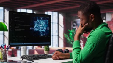 Afrika kökenli Amerikalı mühendis, makine öğrenimi ve derin öğrenme için yapay zeka ağı kodlaması yapıyor, bilgisayardaki bilişim destek görevlerini çözüyor. Hata ayıklama ve hata kontrolü. Kamera A.