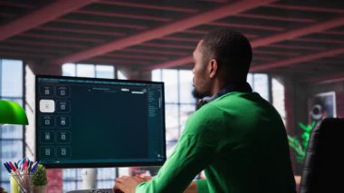 Dijital düzenleyici, içerik yaratmak ve kulaklıkla müzik dinlemek için yapay zeka ile çalışan metni kullanır. Yüksek teknoloji yazılımında internet bağlantısı ve yapay zeka araçları. Kamera A.