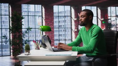 Ofisteki bilgisayarına günlük işleri çözmek için yazı yazan, uzaktan kumandalı serbest çalışan Afro-Amerikalı bir adam. Çatı katında web 'de sörf yapan genç bir yetişkin. Kamera B.