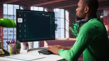 Dijital düzenleyici, içerik yaratmak ve kulaklıkla müzik dinlemek için yapay zeka ile çalışan metni kullanır. Yüksek teknoloji yazılımında internet bağlantısı ve yapay zeka araçları. Kamera B.