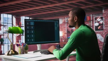 Evdeki siyahi serbest çalışan erkek, görev tamamlama, otomasyon ve makine öğrenimi için yapay zeka sohbet robotu kullanıyor. Genç yetişkinler, suni zeka kullanarak yeni fikirler üretirler. Kamera B.