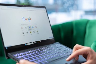 Bükreş, Romanya - 30 Temmuz 2024 - Adam Google arama motorunda MAX yer imi seçerek, kişisel ofisinde dizüstü bilgisayarından bir film izlemek için HBO yayın hizmetlerini kullanmaya hazırlanıyor. Şirket.