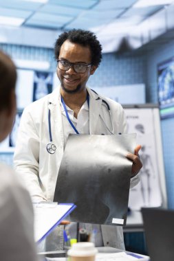 Röntgen taramalarını tartışmak üzere kabinede toplanan doktorlar, bir tedavi planı, sağlık uzmanlığı ve işbirlikçi ekip çalışması yoluyla etkili hastalıkların önlenmesi için radyografi testleri sonuçlandırdılar..