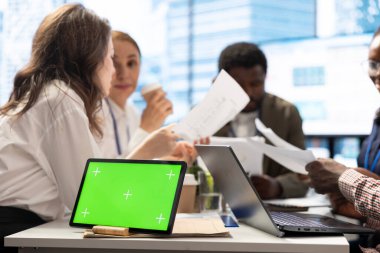 Kurumsal bir toplantı sırasında iş genişletme planları üzerinde çalışan, raporları ve satış bilgilerini analiz eden hava tahminleri. Şirket uzmanları istatistikleri inceliyor.