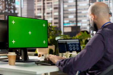 İdari görevleri denetlemek üzere mali verileri inceleyen, mailler yazan, raporlar yazan ve e-postalarına cevap veren odaklı işadamı. Ortadoğu analisti firmanın hedeflerini gözden geçiriyor.