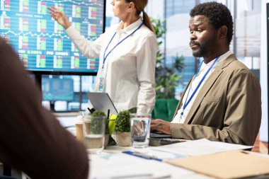 Çeşitli yönetim heyeti, interaktif kuruldaki bütçe raporlarını değerlendirir, stratejik yatırımlar ve ortak bir yönetim kurulu toplantısında bir sonraki projenin hedeflerini tartışır..