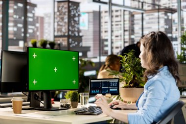 Kadın genel müdür, bir proje brifingi için internet analizlerinde çalışma alanında fotokopi çekiyor. Çok uluslu bir şirkette çalışan bir kadın, veri yönetimi.