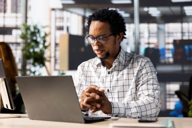 Ofisindeki kendine güvenen işadamı rapor yazma, finansal planlama ve son teslim tarihi yönetimi üzerinde çalışıyor. Başarılı olmak için hedefleri ve hedefleri gözden geçiren uzman..