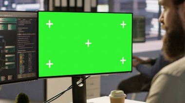 Adam yeşil ekran bilgisayarda makine öğrenme teknolojisiyle çalışıyor, yapay zeka geliştiriyor özerk sistemler geliştiriyor, kapatıyorlar. Ofiste bilişim uzmanı kamera A tarafından kullanılan PC monitörünü yakınlaştır
