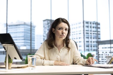 Kadın CEO iş büyümesi ve küresel kalkınma için stratejik planlama faaliyetleri, liderlik vasıflarını ve hedef yönelimini gösteriyor. Şirket başarısına adanmışlık.