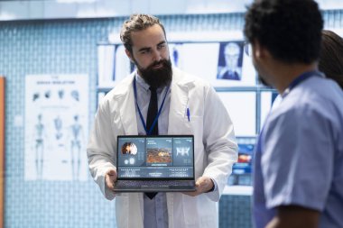 Tıbbi ofisindeki ekibiyle MRI beyin taraması yapan profesyonel bir doktor. Çeşitli doktorlarla tomografiyi inceleyen bir nörolog. Tedavi merkezinde nörobilim uzmanları.