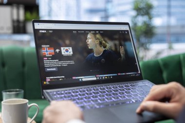 Bükreş, Romanya - 30 Temmuz 2024 - Ofisinde dinlenmek isteyen bir film veya televizyon programı bulmak için maksimum akış platformunda gezinen adam. İş dünyasının genç lideri..
