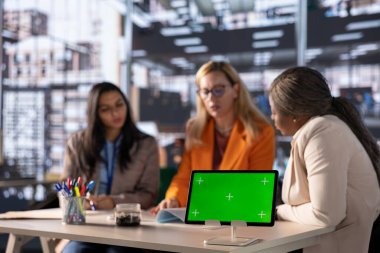 İş kadınlarından oluşan çeşitli gruplar, yeşil ekranlı profesyonel bir ofiste strateji geliştiriyor, liderlik, güçlendirme ve iş büyümesine odaklanıyor. Güçlü hedeflere yönelik çalışanlar.