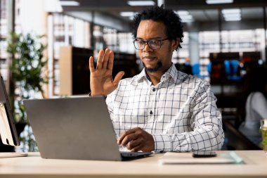 Afrikalı Amerikalı girişimci iş fırsatları ve kaynak tahsisi hakkında görüşmek için çevrimiçi toplantıya katıldı. Video konferansında yatırımcı grubuyla başarılı işbirliğinin teşvik edilmesi.