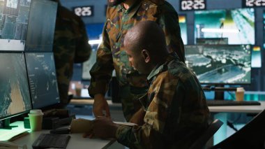 Ordu subaylarından oluşan bir ekip, düşmana karşı bilgi toplamak için izleme ekipmanı kullanıyor. Ekip çalışanı iş arkadaşları istihbarat toplamaya çalışıyor askerlere yardım ediyor, görev faaliyetlerini koordine ediyor, kamera A