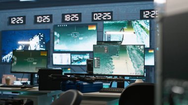 Dijital ekipmanlarla dolu askeri komuta merkezi ve gözetleme merkezi olarak çalışan askeri hükümet tesisinde güvenli bir oda. Radar sistemli boş askeri operasyon üssü