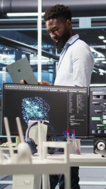 Dikey video veri merkezi mühendisi kaynak tahsisini optimize etmek için düğüm ağacı programlama yapıyor. Sunucu tarım uzmanı bakım planlama için öngörücü yapay zeka görselleştirme sistemleri kullanıyor, kamera A