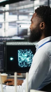 Dikey video veri merkezi programcısı makine öğrenme düğümü ağaç programını kullanarak ekipman sorunlarını tanımlar. Sunucu merkezi çalışanı, hataları en aza indirmek için yapay zeka veri analizi grafiğini inceliyor