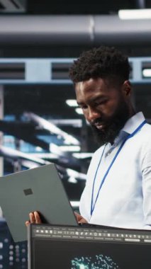 Dikey video veri merkezi mühendisi kaynak tahsisini optimize etmek için düğüm ağacı programlama yapıyor. Sunucu tarım uzmanı bakım planlama için öngörücü yapay zeka görselleştirme sistemleri kullanıyor, kamera B