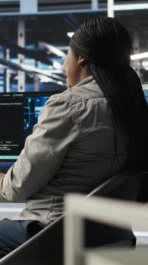 Dikey video veri merkezi çalışanı yapay zeka çözümlerini optimize ediyor. Sunucu tarım yazılım geliştiricisi yapay zeka teknolojisi uyguluyor altyapı devre dışı kalma süresini en aza indiriyor, kamera A