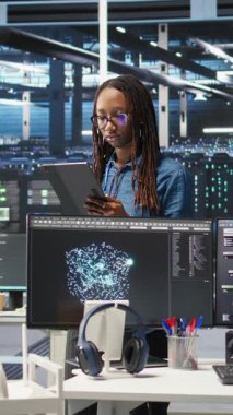 Sistem sağlığını optimize etmek için düğüm ağacı yazılımı kullanan iyimser sunucu merkezi yazılım geliştiricisinin dikey video portresi. Işıl ışıl veri merkezi çalışanı Yapay Zeka görselleştirmesi kullanılarak sondaj sorunlarını analiz ediyor