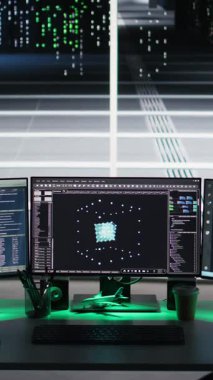 Veri merkezindeki dikey video monitörleri altyapı sağlığını izleyen düğüm ağacı arayüzlerini gösteriyor. Sunucu odasındaki arızaların tanımlanmasına yardımcı olan çalışma istasyonlarındaki görsel programlama sistemleri